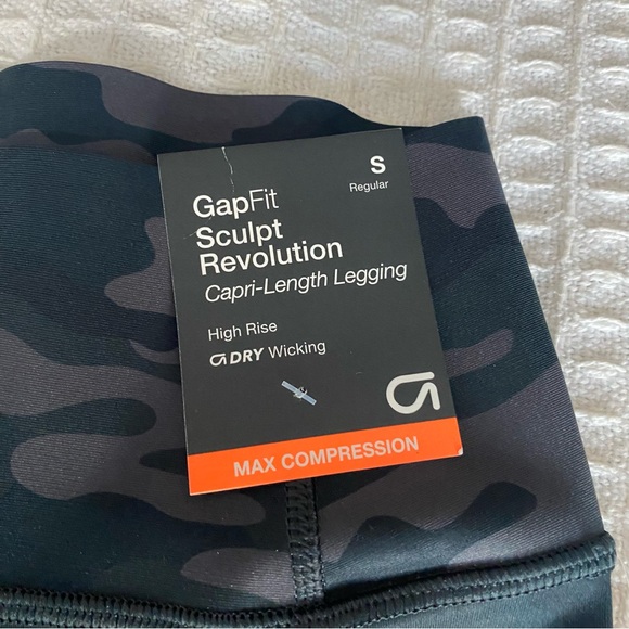 GapFit sculpt revolution Capri-length legging camo size small NWT - Picture 2 of 8